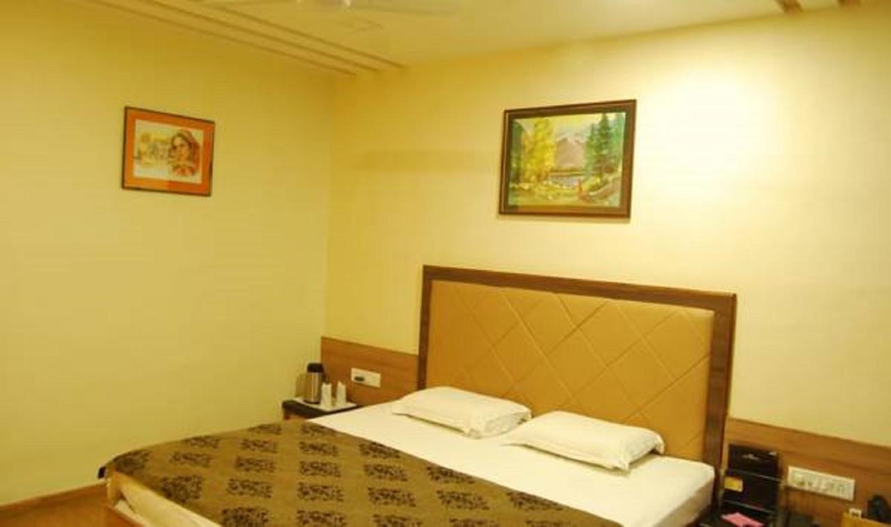 Hotel Savera Palace Mount Abu Exterior foto
