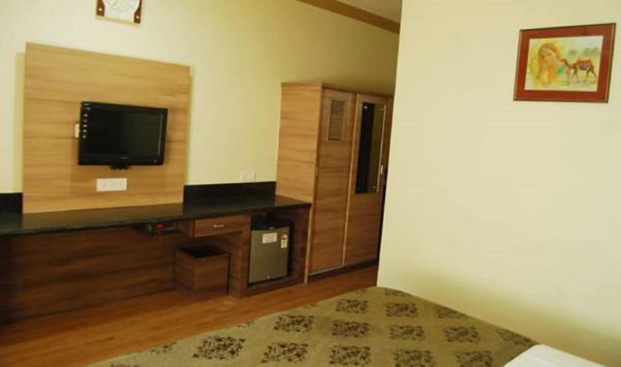 Hotel Savera Palace Mount Abu Exterior foto