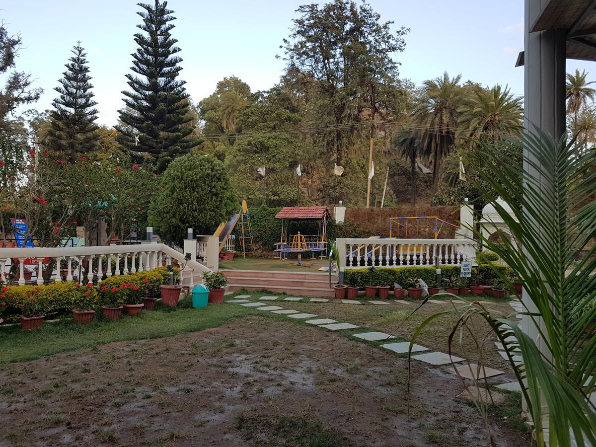Hotel Savera Palace Mount Abu Exterior foto